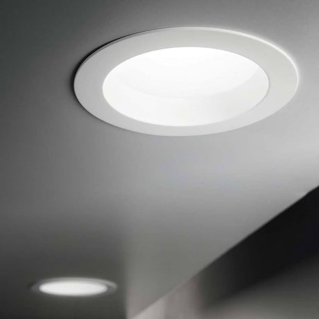 Einbaustrahler Basic Wide 30W 3000K (Pro) in Decke integriert, modernes Design, warmes Licht.