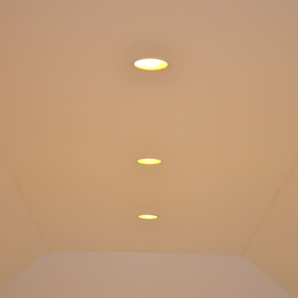 LED Einbaustrahler Game Round Weiß, Gold in Decke installiert, modernes und elegantes Design.