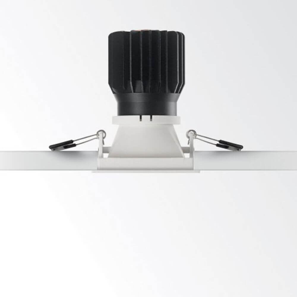 Einbaustrahler Game Square Weiß mit quadratischer Einfassung und elegantem Design.