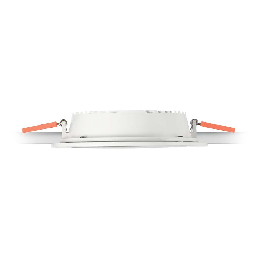 Einbaustrahler Groove 10W Rund 3000K aus der Perspektive, mit orangefarbenen Halterungen.