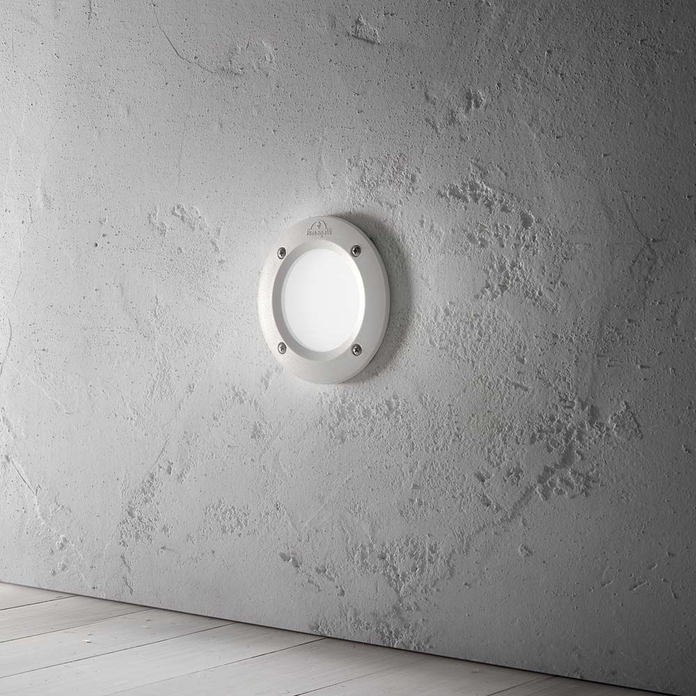 Einbaustrahler Leti Fi1 Rund Weiß an grauer Wand montiert, stilvolles und modernes Design.