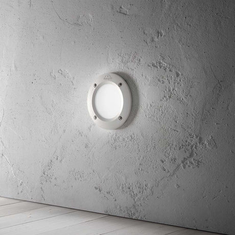 Einbaustrahler Leti Fi1 Rund Weiß an grauer Wand montiert, stilvolles und modernes Design.