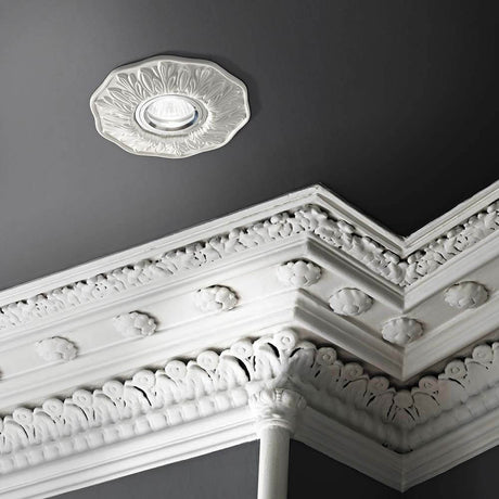 Recessed spotlight Polka White on a stylish ceiling with fine stucco detailing.