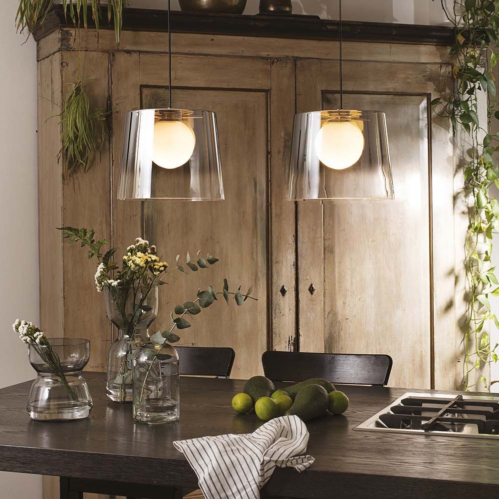 Fade Glas Pendelleuchte Ø 27cm in modernem Küchenambiente mit Pflanzen und Gläsern auf dem Tisch.