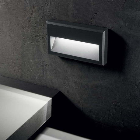 Febe LED Außen-Wandleuchte IP65 an einer Wand, stilvolles Design und modernes Licht.