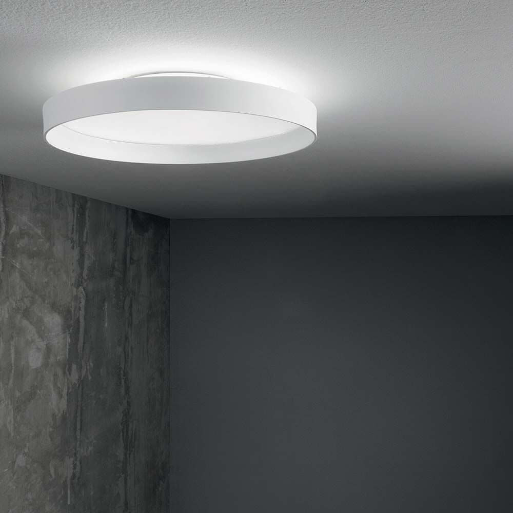 Fly LED Deckenleuchte Weiß in modernem Design, ideal für stilvolle Raumbeleuchtung.