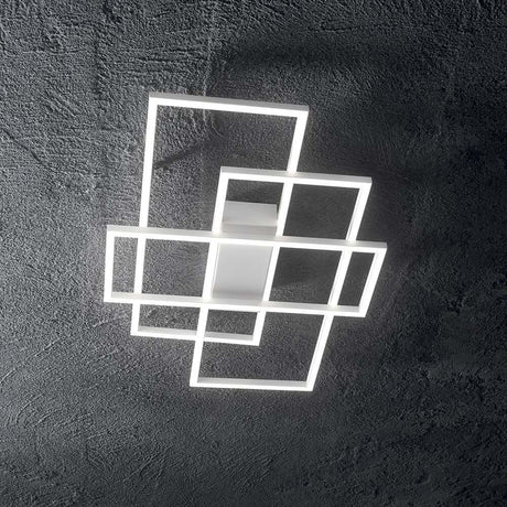 Frame LED Deckenlampe an einer modernen Decke mit geometrischem Design.