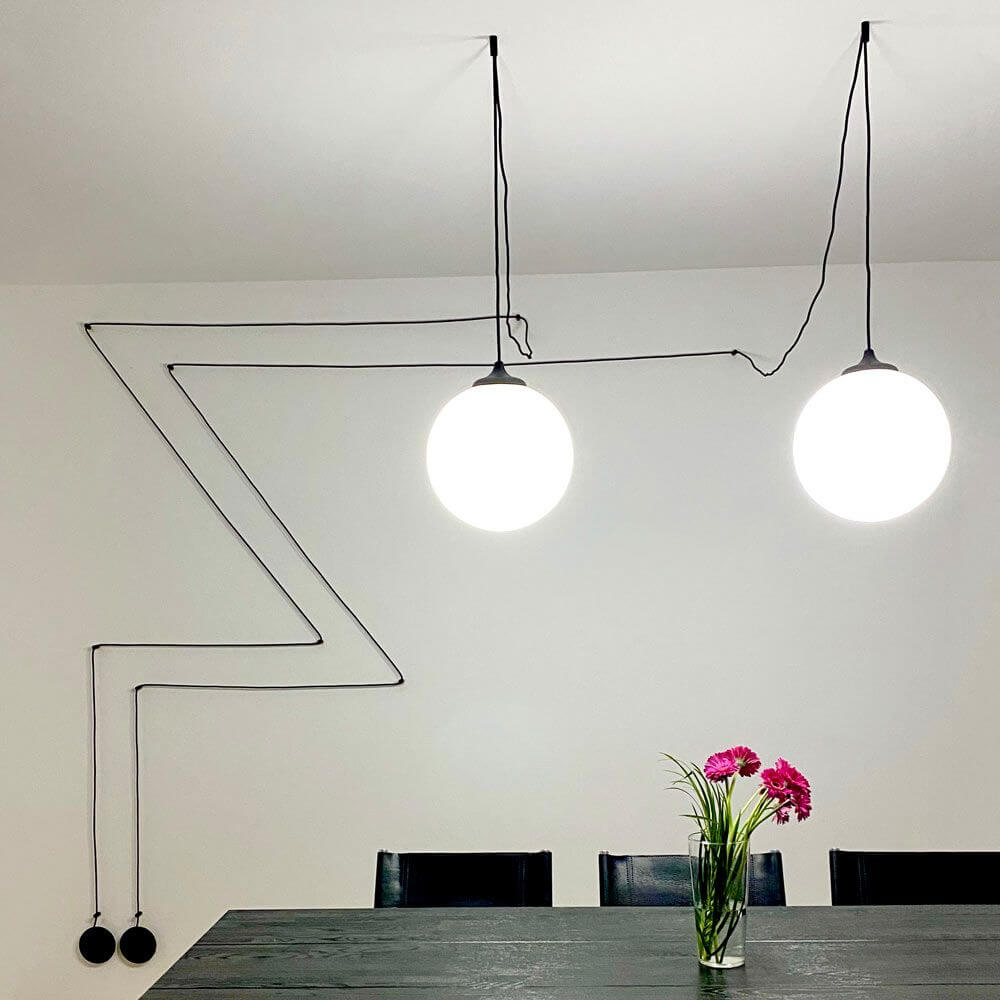 Hängeleuchte Boa Sp1 für Wandauslass Schwarz mit zwei Lichtquellen und stylischem Kabeldesign.