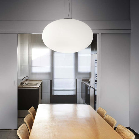Suspension Candy Sp1 D50 au-dessus d'une table à manger en bois dans un environnement de cuisine moderne.