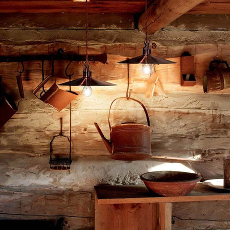Hängeleuchte Cantina Sp1 Gross Kupfer in rustikalem Interieur mit vintage Küchenutensilien.