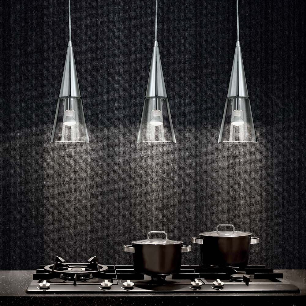Hängeleuchte Cono Sp3 Chrom in modernen Küchen mit eleganten Kochtöpfen und stilvollem Hintergrund.