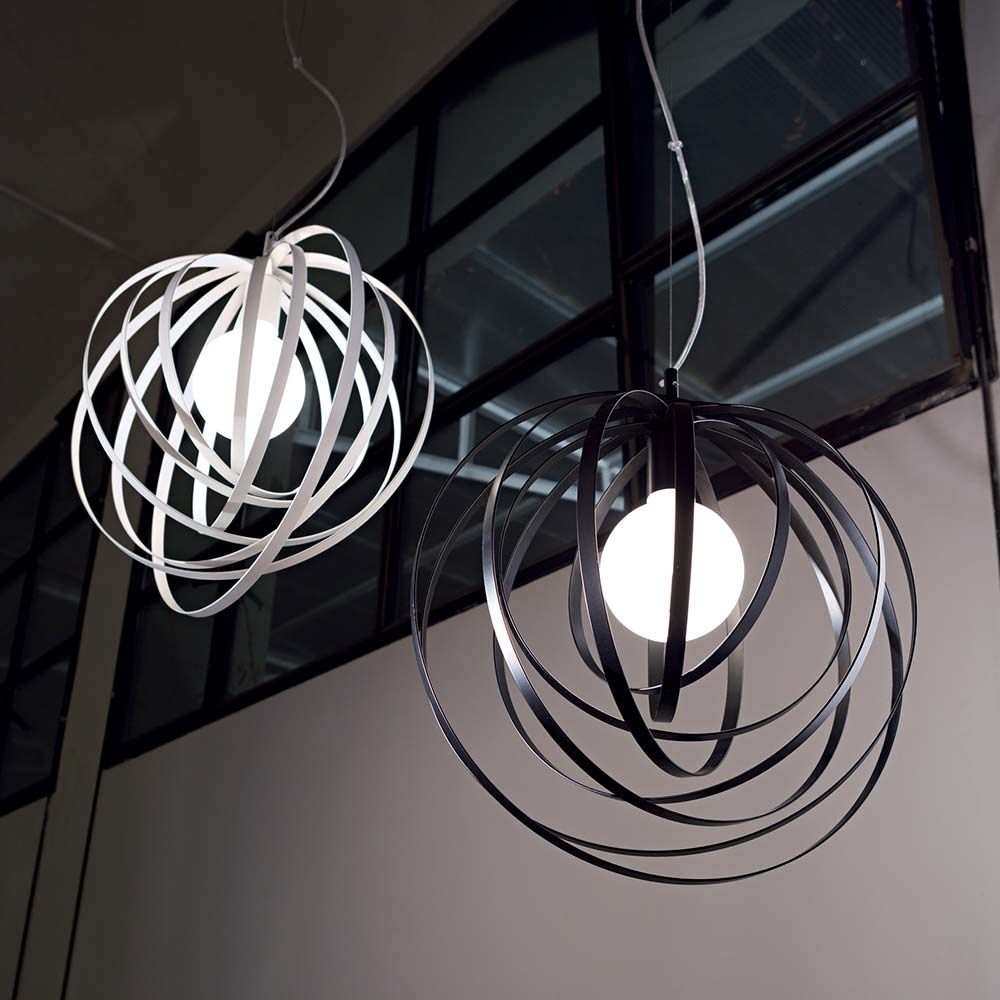 Hängeleuchte Disco Sp1 Schwarz und Weiß mit schickem, modernem Design und runder Lichtquelle.