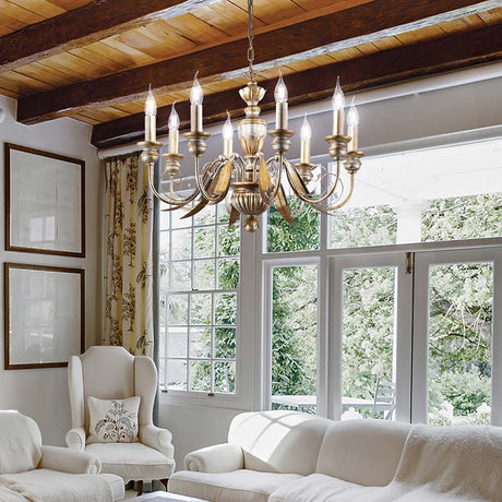 Hängeleuchte Dora Sp8 in einem eleganten Wohnraum mit großen Fenstern und hellem Interieur.