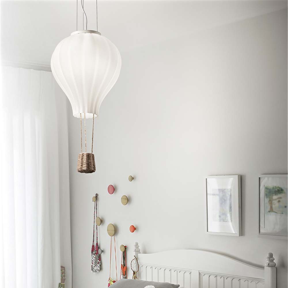 Taklampe Dream Gross Sp1 i form av en varmluftballong på barnerommet, myk belysning og moderne design.