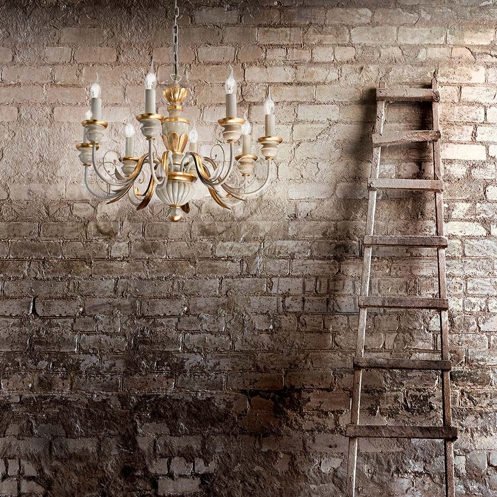 Hängeleuchte Firenze Sp8 elegant über einer rustikalen Wand, ideal für stilvolle Innenräume.