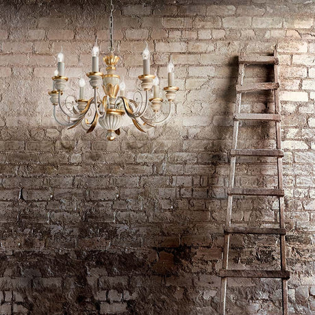 Hängeleuchte Firenze Sp8 mit acht Kerzenleuchtern, Metall in Gold und Creme, an Backsteinwand montiert