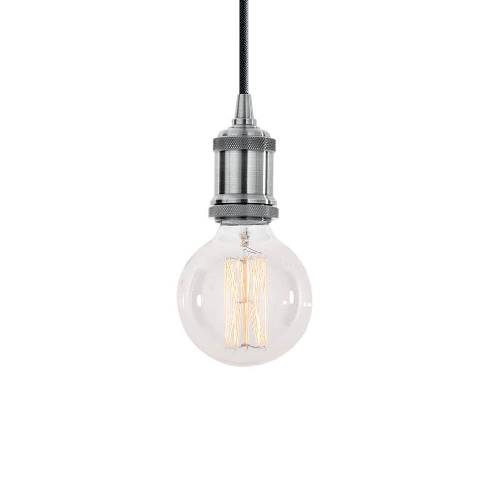 Hängeleuchte Frida Chrom mit klarer Glühbirne und elegantem Design.
