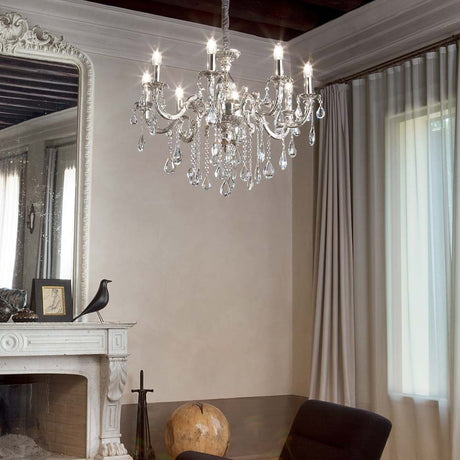 Suspension Impero Sp8 dans un salon élégant avec pendentifs en cristal et design raffiné.