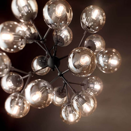 Hängeleuchte Kepler mit 18 Glaskugeln, moderne Lampe mit schwarzem Gestell und bunten Glaskugeln.