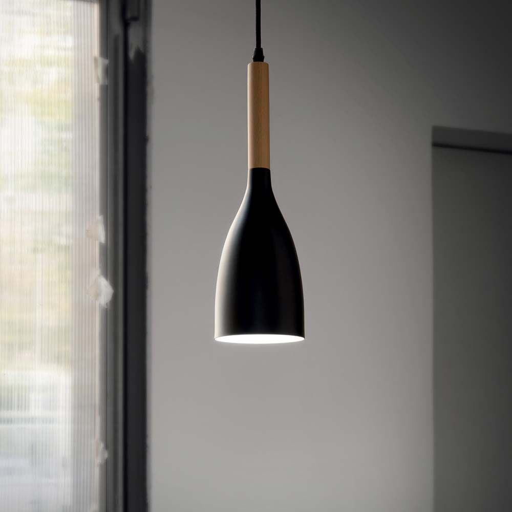 Hängeleuchte Manhattan Sp1 Schwarz mit modernem Design und Holzgriff, ideal für stimmungsvolle Beleuchtung.