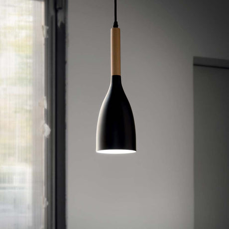 Hängeleuchte Manhattan Sp1 Schwarz mit modernem Design und Holzgriff, ideal für stimmungsvolle Beleuchtung.