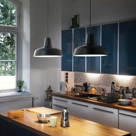 Hengelampe Moby Sp1 svart i moderne kjøkken over benkeplate i tre med tilbehør i rustfritt stål.