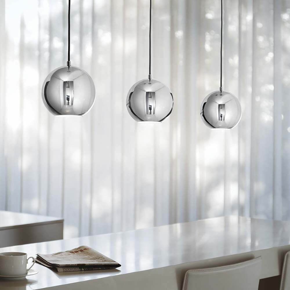 Hängeleuchte Mr Jack Sp1 Gross Chrom in stylischem, modernem Design über einem Tisch.