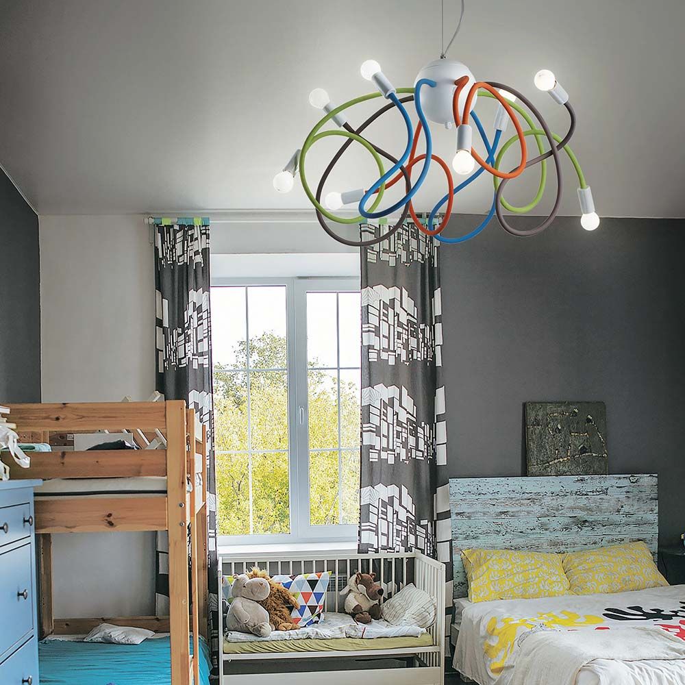 Hängeleuchte Multiflex Sp8 Color in bunten Farben im Kinderzimmer mit Spielzeug und Bett.