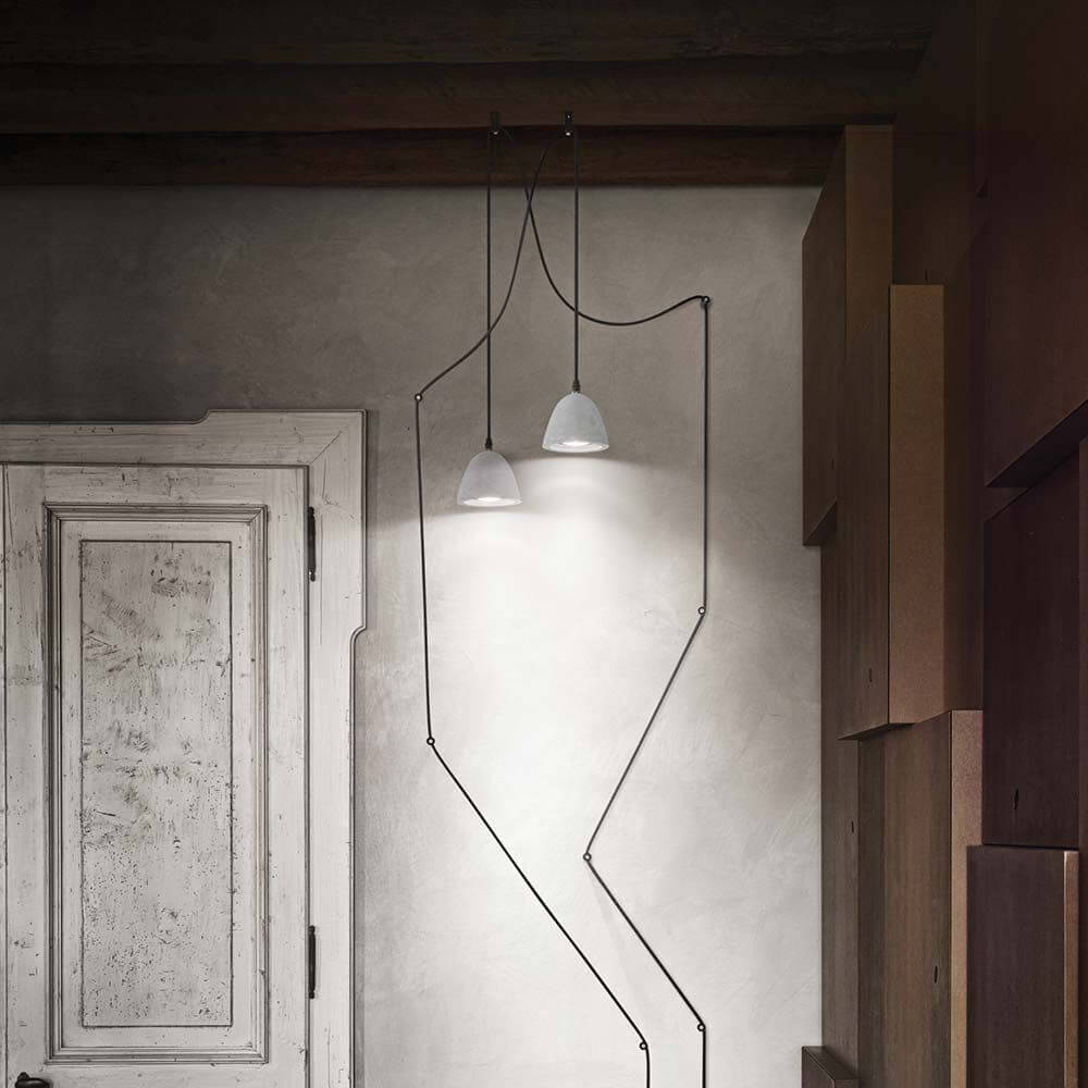 Hängeleuchte Oil-4 Sp1 Cemento in modernem Interior-Design mit zwei Lampenschirmen.