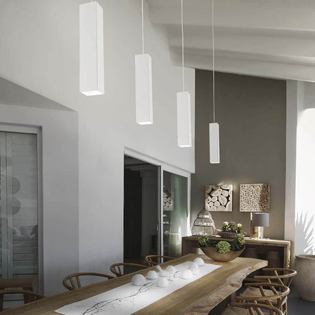 Sky Sp1 hvidt hængelys i en moderne spisestue med et træbord og en elegant atmosfære.