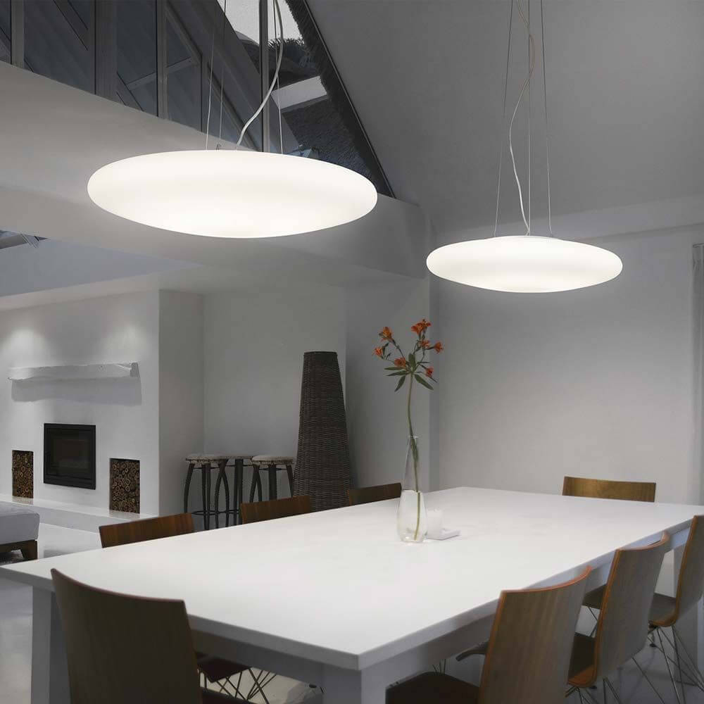 Hängeleuchte Smarties Weiß Sp5 D60 in modernem Esszimmer über weißem Tisch mit Blumenvasen.