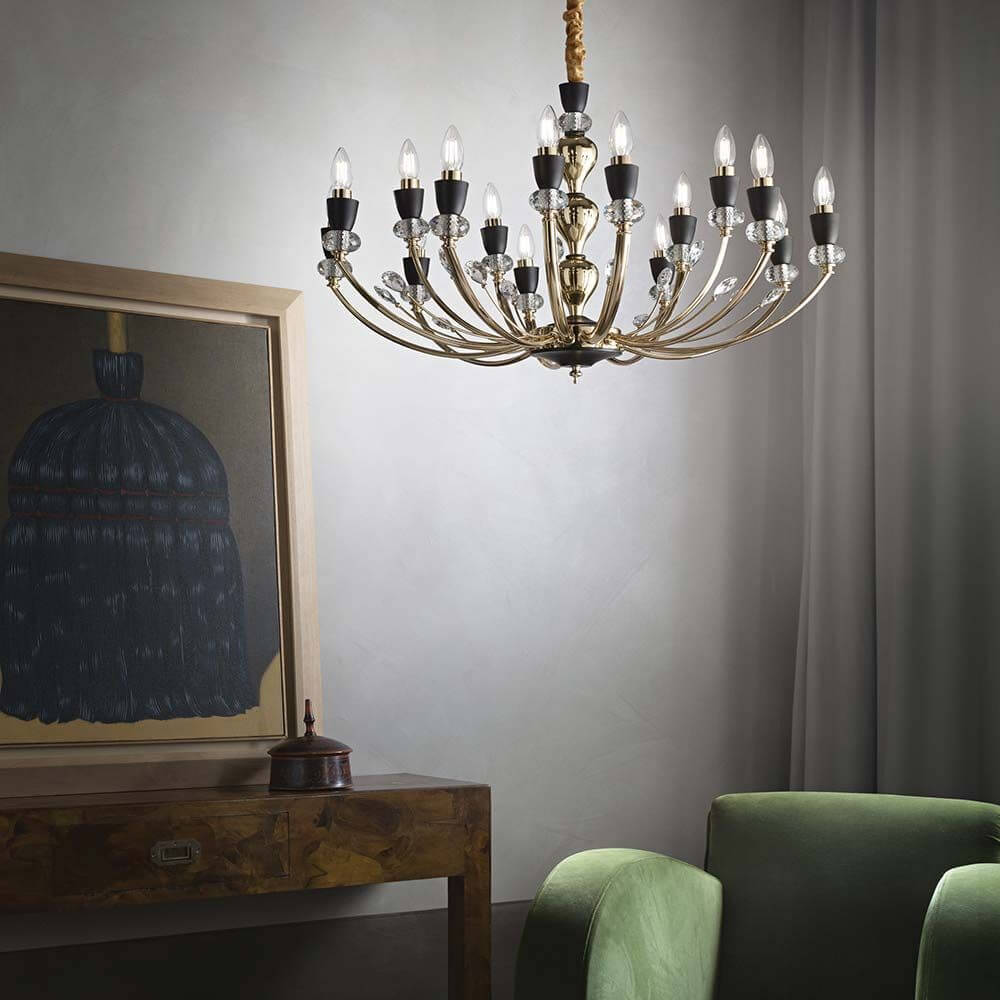 Hängeleuchte Vanity 15-flg. Schwarz, Klar in eleganter Wohnumgebung mit grünem Sessel und Kunstwerk.