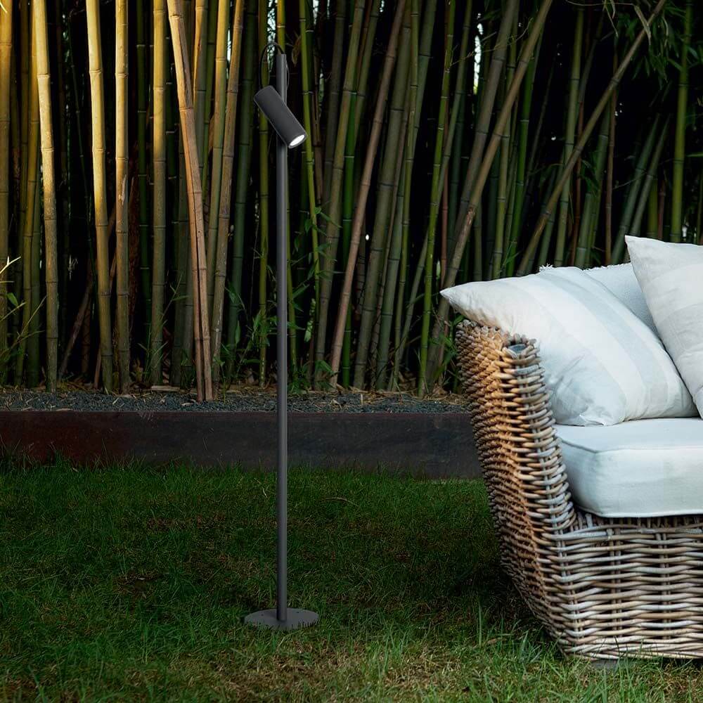 Hub Außen-Stehleuchte IP54 neben einem gemütlichen Sessel im Garten.
