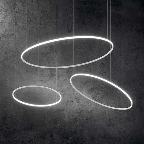 Hulahoop Pendelleuchte Weiß mit drei ovalen Leuchten in modernem Design, perfekt für stilvolle Innenräume.
