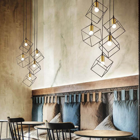 Ice Pendelleuchte 5-flammig, moderne Leuchten in einem stilvollen Café-Interieur.