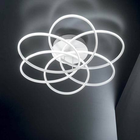 Karol LED Deckenleuchte Weiß im modernen Design mit kreisförmigen LED-Ringen.