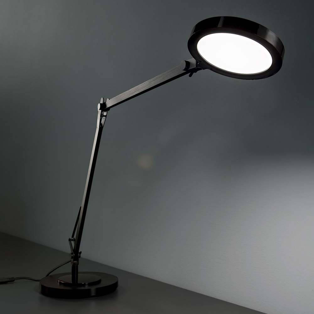 LED Tischleuchte Futura Touchdimmer Schwarz auf einem Tisch, elegant und modern mit verstellbarem Arm.