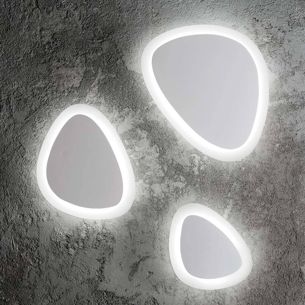 LED Wandleuchte Gingle Klein Weiß auf grauer Wand installiert.