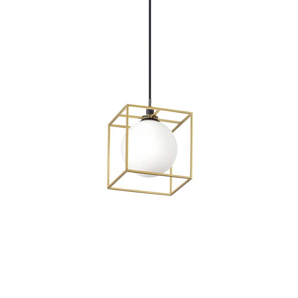 Lingotto Pendelleuchte Gold, Weiß mit goldfarbenem Metallrahmen und weißem Glaskugel-Lampenschirm.