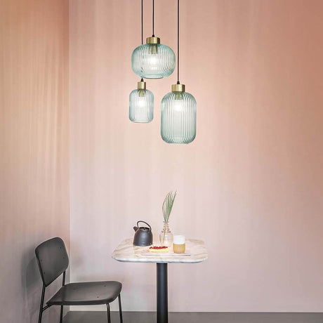 Mint Pendellampe aus Glas über einem Tisch, stilvolle Beleuchtung mit gläsernen Lampen und modernen Akzenten.