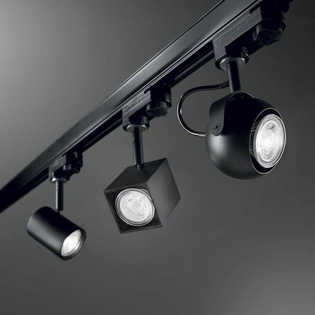 Spot sur rail Mouse avec plusieurs spots noirs sur un rail, idéal pour un design d’éclairage moderne.