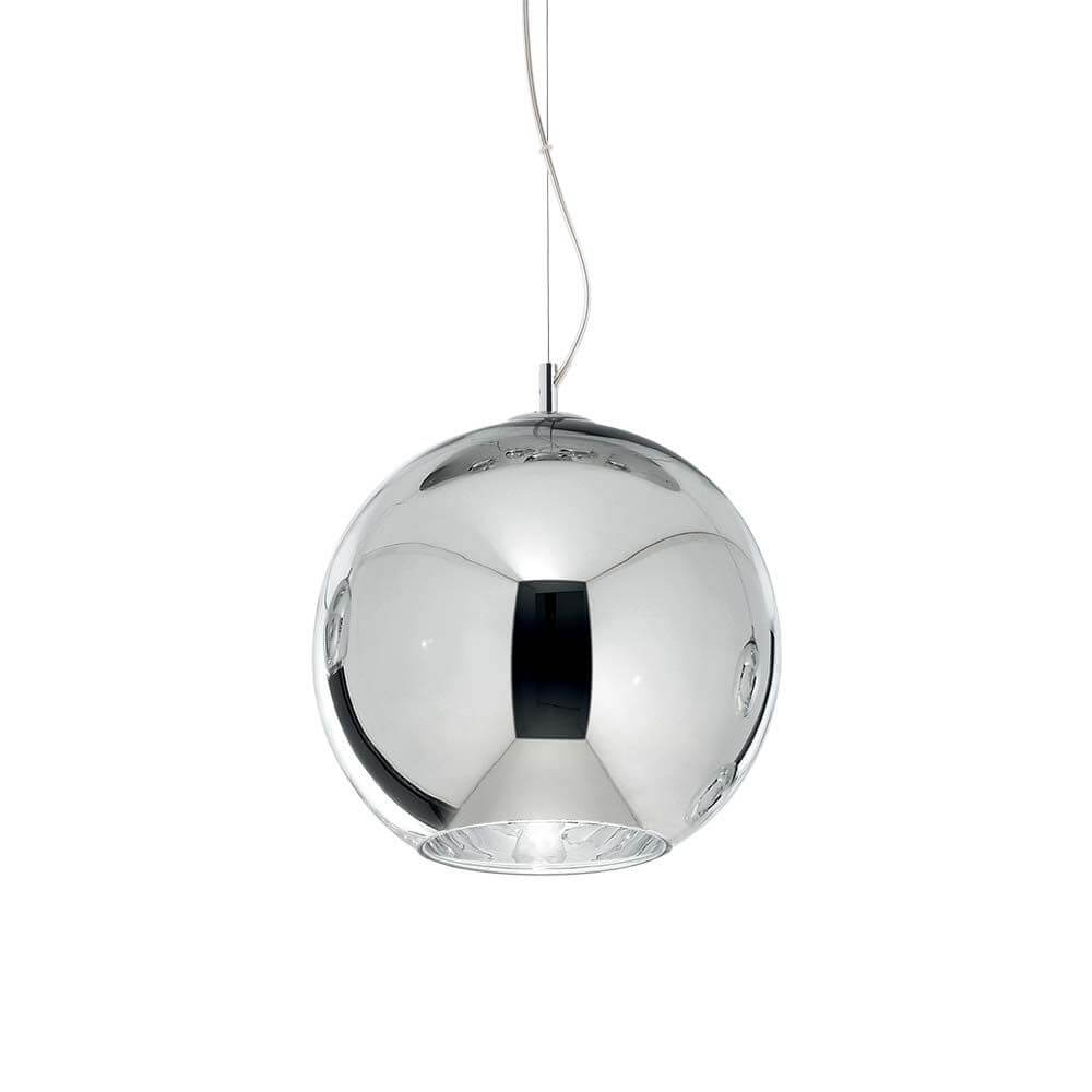 Pendellampe Chrom im modernen Design mit glänzender Oberfläche und schwebender Aufhängung.