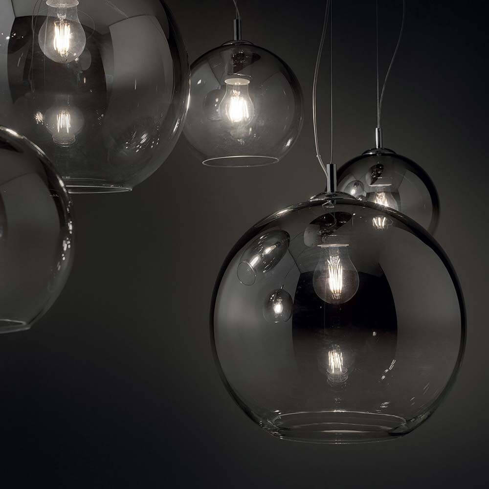 Pendelleuchte Ø 40cm in modernen Glaskugeln mit warmem Licht in einem stilvollen Raum.