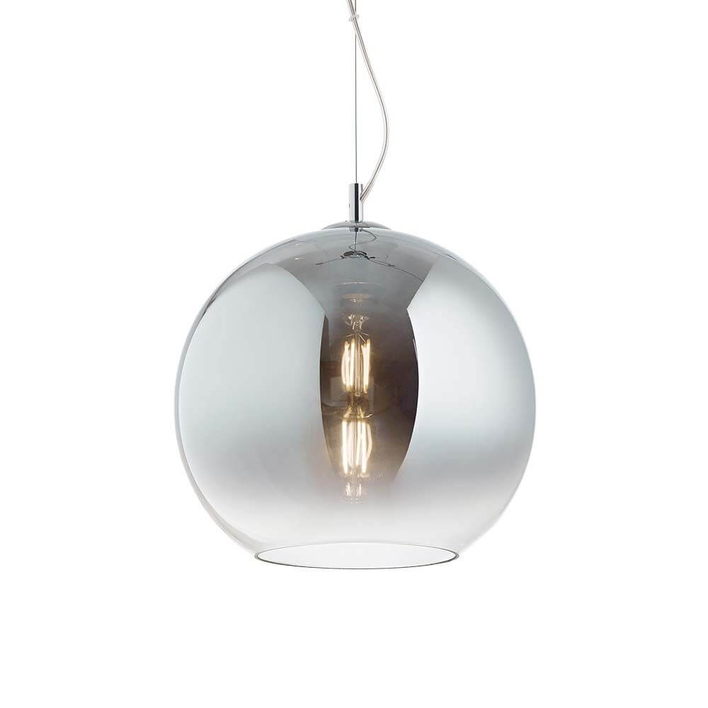 Pendelleuchte Ø 40cm aus Glas mit einer modernen, runden Form und hellem Licht im Inneren.
