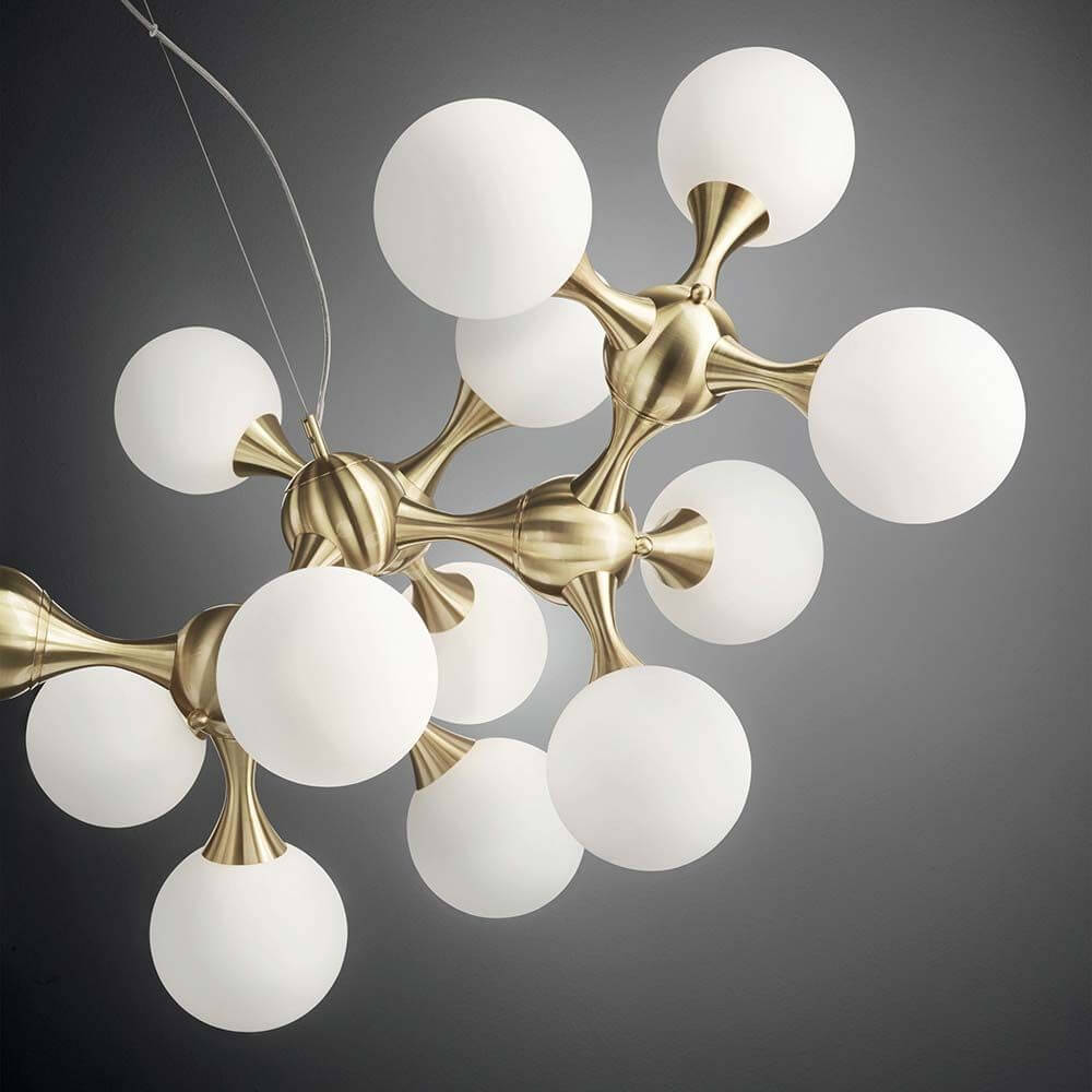 Nodi Pendelleuchte 15-flammig mit eleganten, weißen Glaskugeln und modernem, goldfarbenem Design.