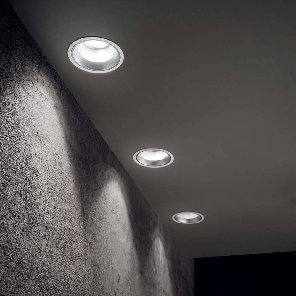 Off LED Einbau-Spot 28W an der Decke, modernes Design für effiziente Beleuchtung.