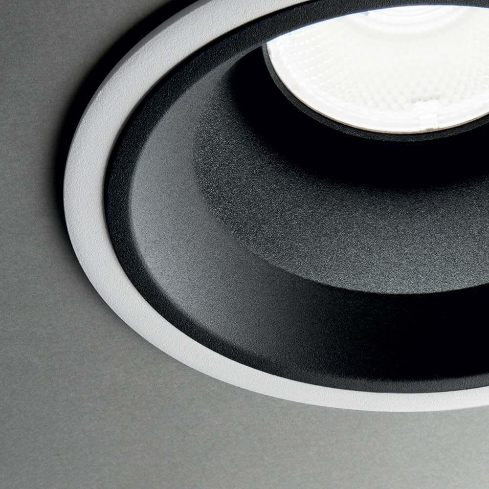 Detailansicht vom Off LED Einbau-Spot 28W in elegantem Design auf einem grauen Hintergrund.