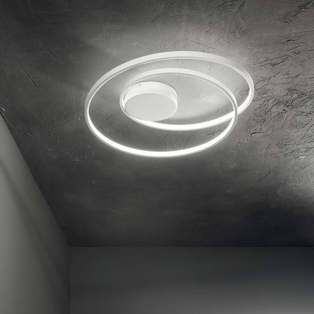 Oz LED Deckenlampe Metall in modernem Design mit spiralförmigen Lichtringen an der Decke.