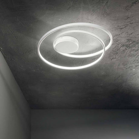Oz LED Deckenlampe Metall in modernem Design mit spiralförmigen Lichtringen an der Decke.
