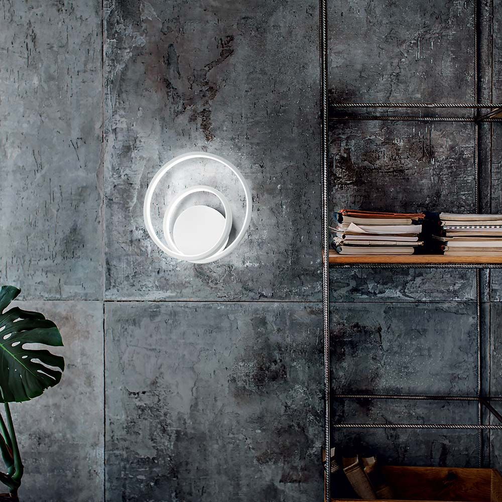 Moderne Oz LED Wandleuchte an einer grauen Wand, ideal für stilvolle Innenräume und optimale Beleuchtung.